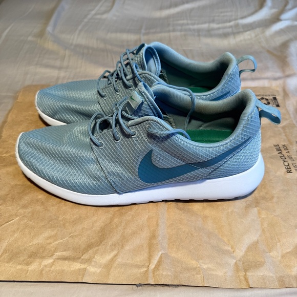 Nike Roshe One ‘Mica Blue’ Sneakers - Picture 3 of 8